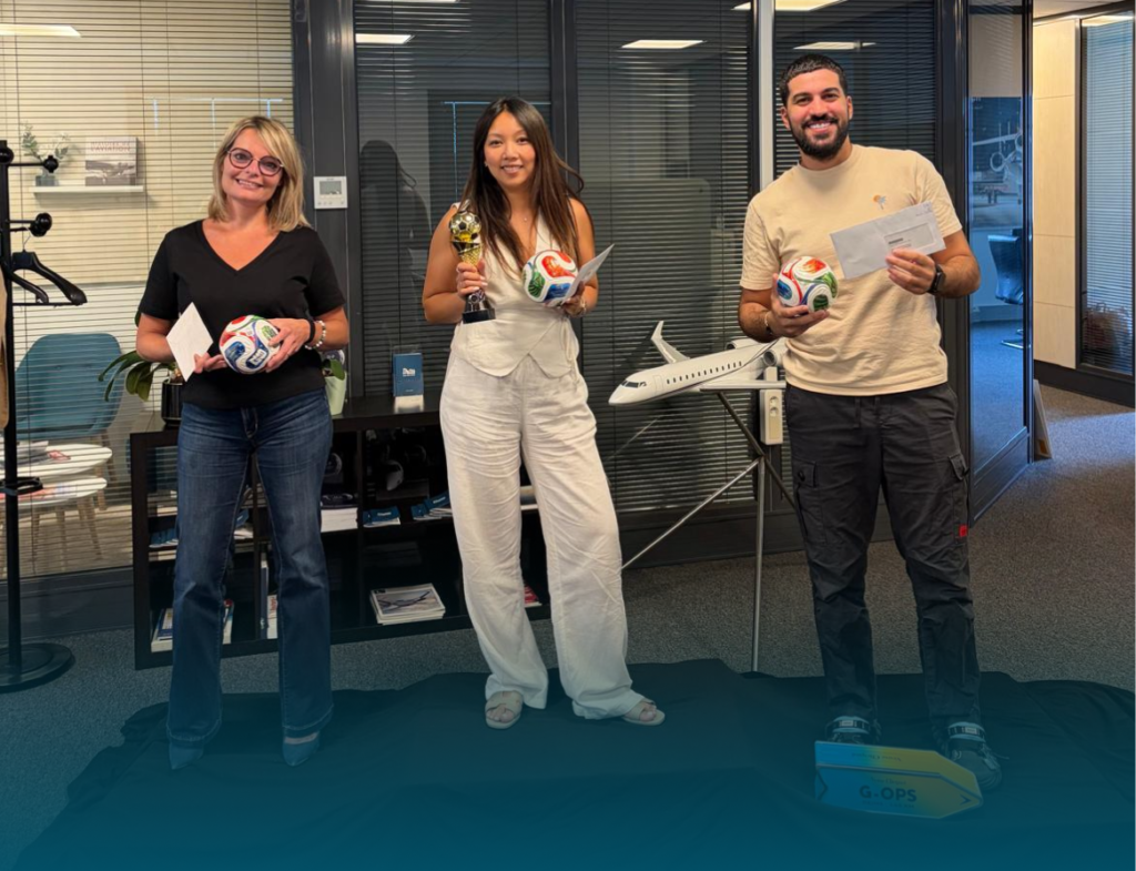 Podium du prono Coupe du Monde chez G-OPS, trois collègues avec trophée et ballons dans les bureaux G-OPS